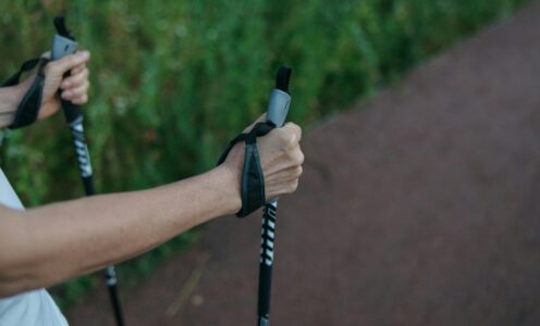 Nordic walking – zalety chodzenia z kijkami