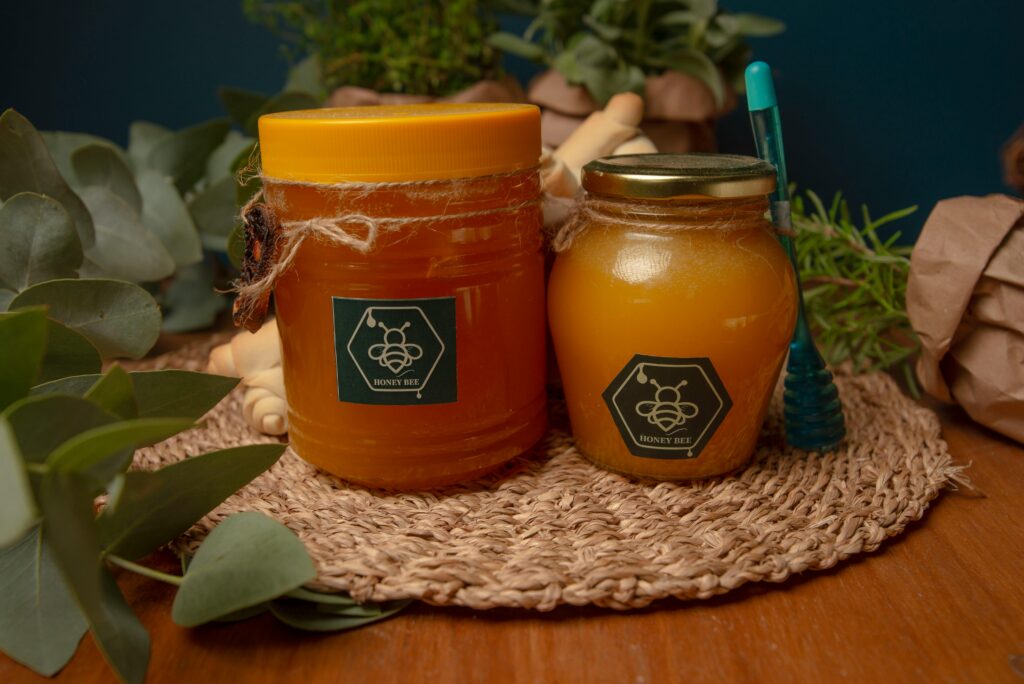 Naturalne zamienniki cukru - miód w słoiku.