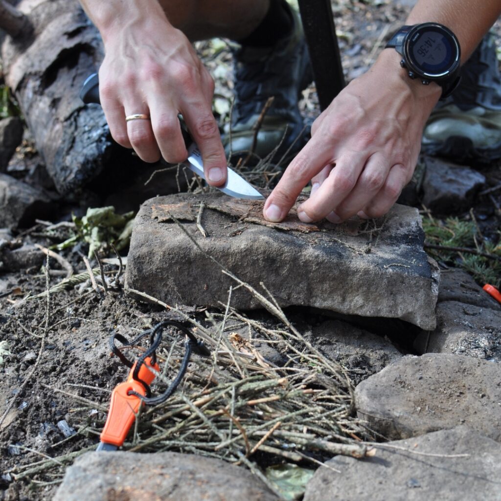 Akademia Bushcraftu i Survivalu dla Mężczyzn - rozpalanie ognia za pomocą krzesiwa